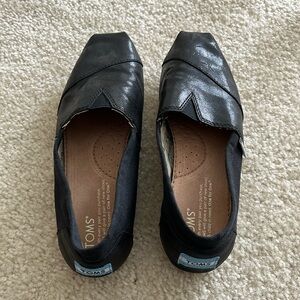 Toms black slip-ons